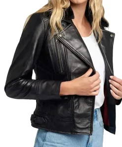 black-leather-jacket-with-fur-collar